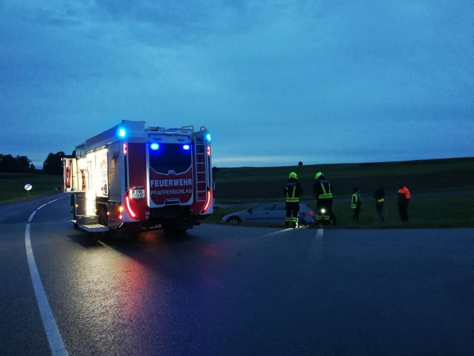 Fahrzeugbergung auf der B5 Kreuzung L8137