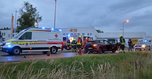 Auffahrunfall auf der B5 in Dimling mit Menschenrettung