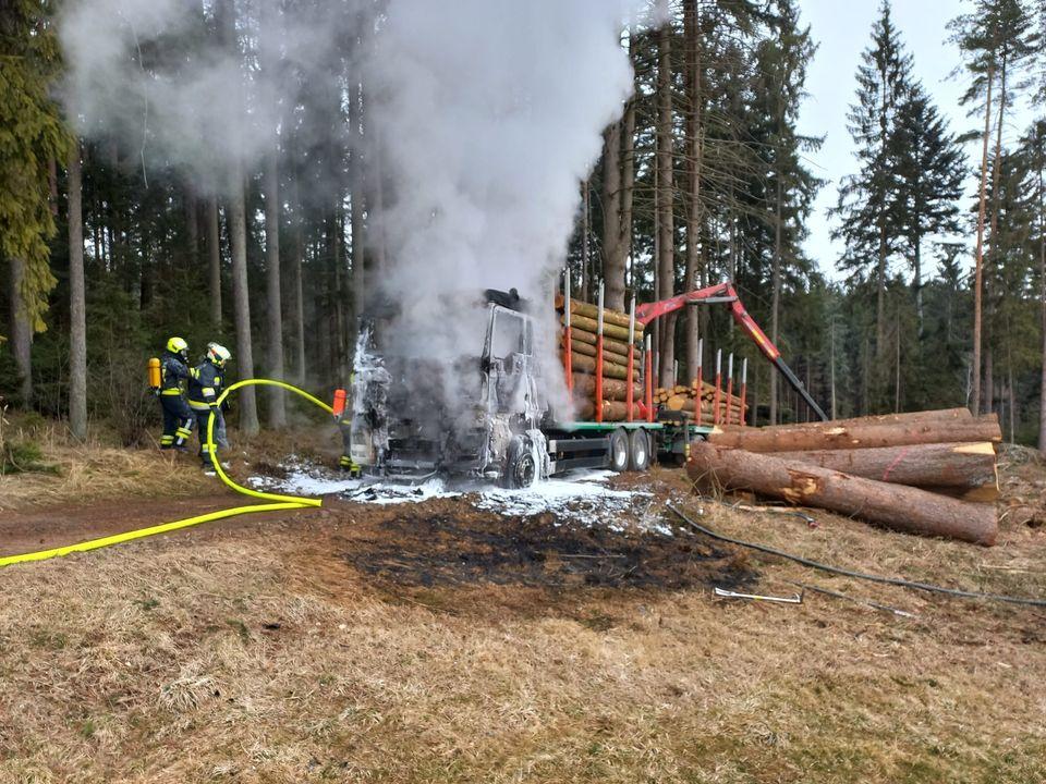 LKW-Fahrzeugbrand (B2)